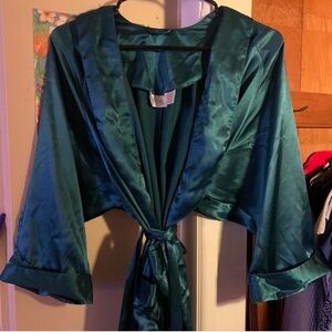 •Silk-Like Dressing Robe w/ Cuffed Wrists
•Cacique Lingerie 
•Medium
